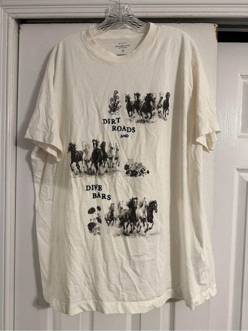 Abercrombie & Fitch Cream Graphic 'Dirt Roads and Dive Bars' Tee